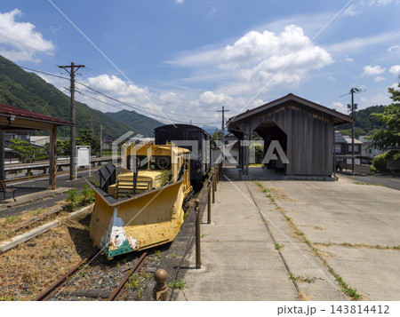 八東駅のホームと排雪モーターカーTMC100BS 八東駅のホームと排雪モーターカーTMC100BS 143814412