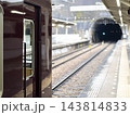 駅に停車する電車とトンネル 143814833