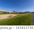 猪名川河川敷のグラウンドと高速道路の風景 143815736