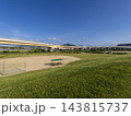 猪名川河川敷のグラウンドと高速道路の風景 143815737