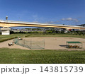 猪名川河川敷のグラウンドと高速道路の風景 143815739
