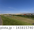 猪名川河川敷のグラウンドと高速道路の風景 143815740
