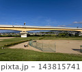 猪名川河川敷のグラウンドと高速道路の風景 143815741