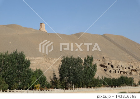 中国シルクロード敦煌の莫高窟の風景 中国シルクロード敦煌の莫高窟の風景 143816568
