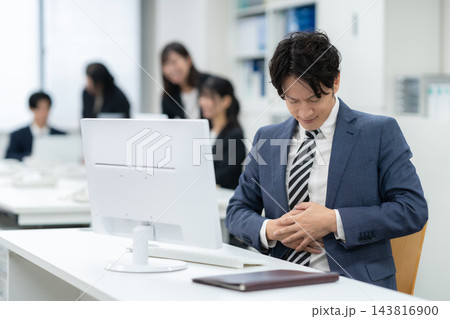 オフィスで仕事をするビジネマン 143816900