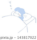 マスクをつけてぐっすり眠る女性のイラスト 143817022