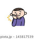 歯が痛くてほっぺたを手で押さえる人物 143817539
