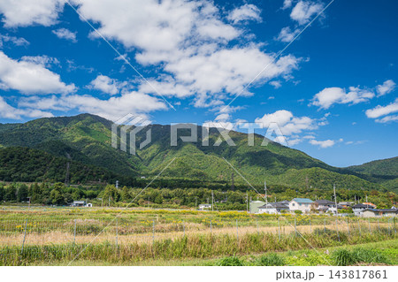 大津市北小松の田園から眺める比良山系の山々　滋賀県 143817861