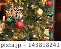 暖かな光に包まれたクリスマスツリー 143818241