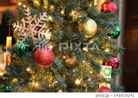 暖かな光に包まれたクリスマスツリー 暖かな光に包まれたクリスマスツリー 143818241