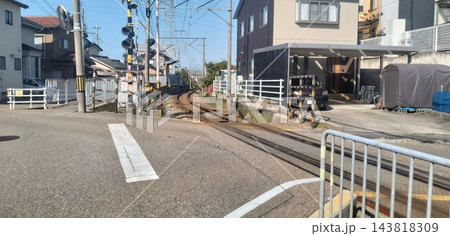 日日本の住宅街を走る線路と踏切 日日本の住宅街を走る線路と踏切 143818309