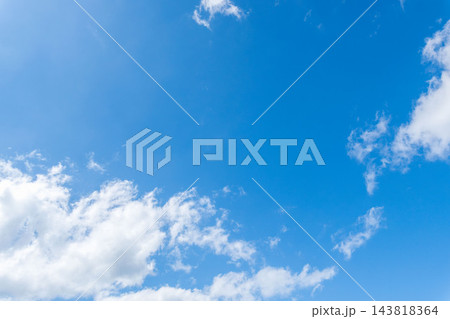 夏の爽やかな青空と浮かぶ夏雲69 143818364