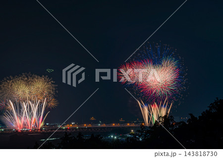 島田市 大井川大花火大会の夜景(アスペクト比3:2・鉄橋と花火・コピースペース・素材)(静岡県) 島田市 大井川大花火大会の夜景(アスペクト比3:2・鉄橋と花火・コピースペース・素材)(静岡県) 143818730