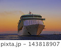 夕焼けの横浜港を出航するナビゲーター・オブ・ザ・シーズ 夕焼けの横浜港を出航するナビゲーター・オブ・ザ・シーズ 143818907