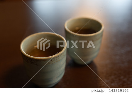 テーブルの上に置かれた二つの湯飲み 143819192