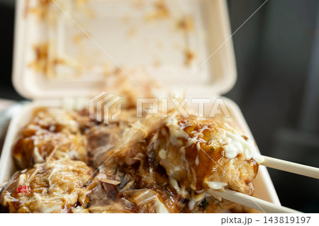 熱々のたこ焼きを食べる 熱々のたこ焼きを食べる 143819197