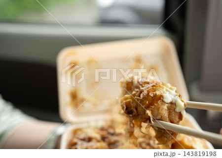熱々のたこ焼きを食べる 熱々のたこ焼きを食べる 143819198