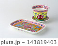 白背景にマレーシアのカラフルなプラナカン陶器のセット 143819403