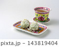 白背景にマレーシアのカラフルなプラナカン陶器のセットにプラナカン菓子でティータイム 143819404
