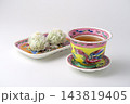 白背景にマレーシアのカラフルなプラナカン陶器のセットにプラナカン菓子でティータイム 143819405