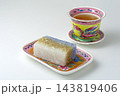 白背景にマレーシアのカラフルなプラナカン陶器のセットにプラナカン菓子でティータイム 143819406