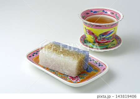 白背景にマレーシアのカラフルなプラナカン陶器のセットにプラナカン菓子でティータイム 白背景にマレーシアのカラフルなプラナカン陶器のセットにプラナカン菓子でティータイム 143819406