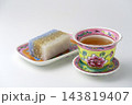 白背景にマレーシアのカラフルなプラナカン陶器のセットにプラナカン菓子でティータイム 143819407