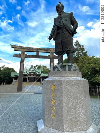 秀吉公の像と大阪城豊國神社 143819803
