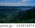 朝の光の里山と霧に包まれる棚田の風景 143819874
