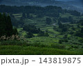 山あいに広がる棚田と緑豊かな里山の風景 143819875