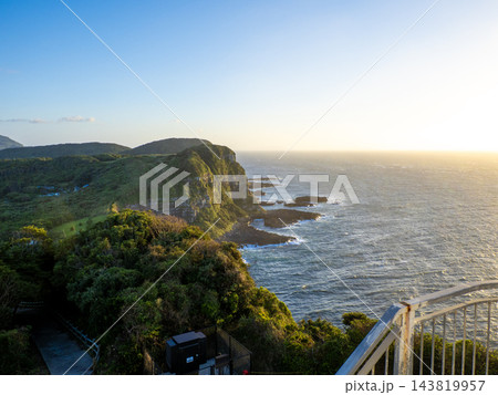 夕暮れの大バエ灯台からの景色（長崎県生月島） 143819957