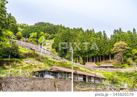【重要伝統的建造物群保存地区】東祖谷山村落合 初夏の山村の風景2 徳島県三好市 【重要伝統的建造物群保存地区】東祖谷山村落合 初夏の山村の風景2 徳島県三好市 143820170