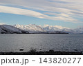 雪化粧の山々と湖畔の風景　ニュージーランド　テカポ 143820277