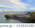 雪化粧の山々と湖畔の風景　ニュージーランド　テカポ 143820280