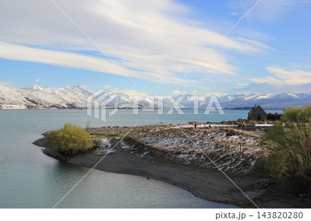 雪化粧の山々と湖畔の風景 ニュージーランド テカポ 雪化粧の山々と湖畔の風景 ニュージーランド テカポ 143820280