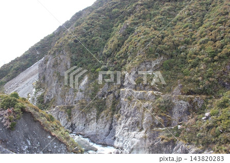 岩肌が露出した山岳の風景　ニュージーランド　マウントクック 143820283