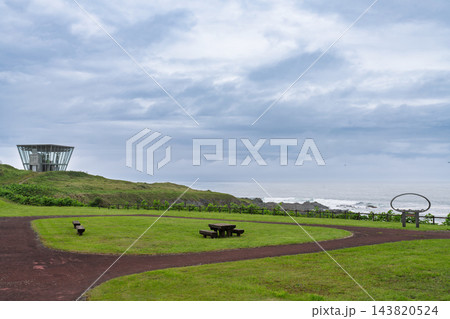 日の出岬の展望台ラ・ルーナとオホーツク海の風景 北海道雄武町 143820524