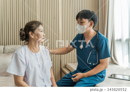 Healthcare professional consulting senior patient at home for wellness check Healthcare professional consulting senior patient at home for wellness check 143820552
