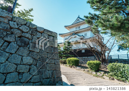丸亀城 天守閣へと続く石垣 丸亀城 天守閣へと続く石垣 143821386