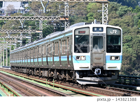 中央本線を走る普通列車 143821388