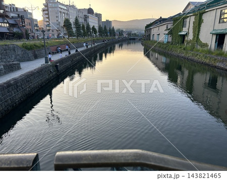 夕焼け空と静かな運河が織りなす街の景 夕焼け空と静かな運河が織りなす街の景 143821465
