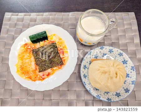 とろけるチーズとケチャップをのせた餅と肉まんの朝食 とろけるチーズとケチャップをのせた餅と肉まんの朝食 143821559