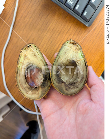 鮮度が落ちて黒ずんだアボカドの断面 143821574