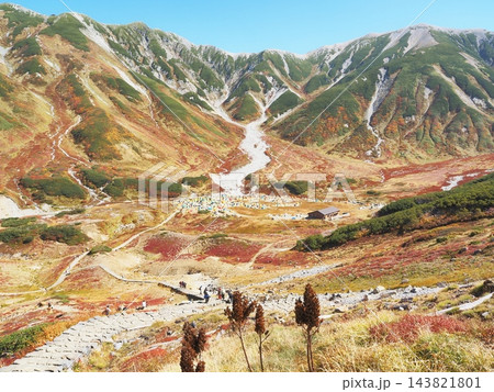 富山県　立山、紅葉の雷鳥沢キャンプ場を望む　10月 143821801