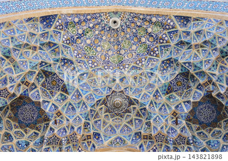 イラン、ヤズド、金曜日のモスク、ジャーメ・モスク、タイルで装飾されたエイヴァーン、鍾乳石飾り 143821898