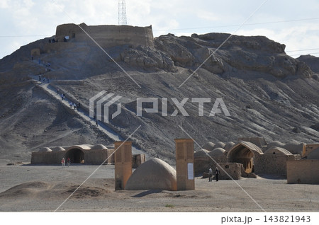 イラン、ヤズド、沈黙の塔、鳥葬の場、ダフメ、ゾロアスター教徒の墓場 143821943