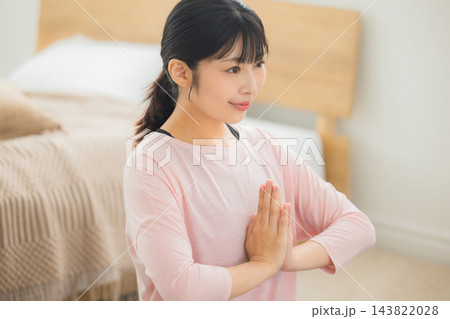 ヨガをする女性 143822028