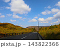 秋深まる北海道の紅葉の中、十月北海道ドライブ、メイプル街道を抜けて赤井川の国道を紅葉望む秋の空 143822366