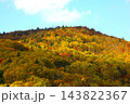秋深まる北海道の紅葉の中、十月北海道ドライブ、メイプル街道を抜けて赤井川の国道を紅葉望む秋の空 143822367