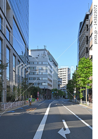 日本橋兜町のビル街　青空に囲まれたオフィス街の道路と近代的な高層ビル群の景観 143823072